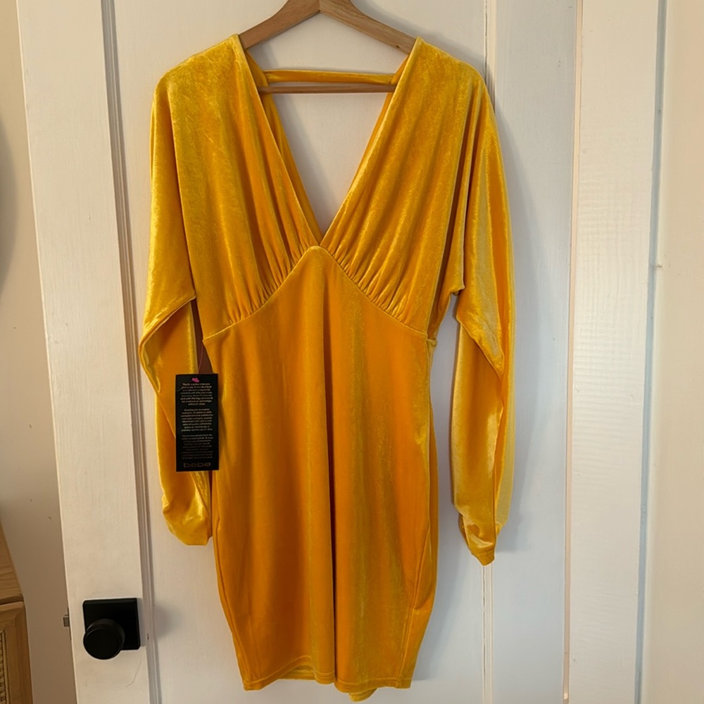 Stunningly sexy, velvet, never worn BEBE dress 💛